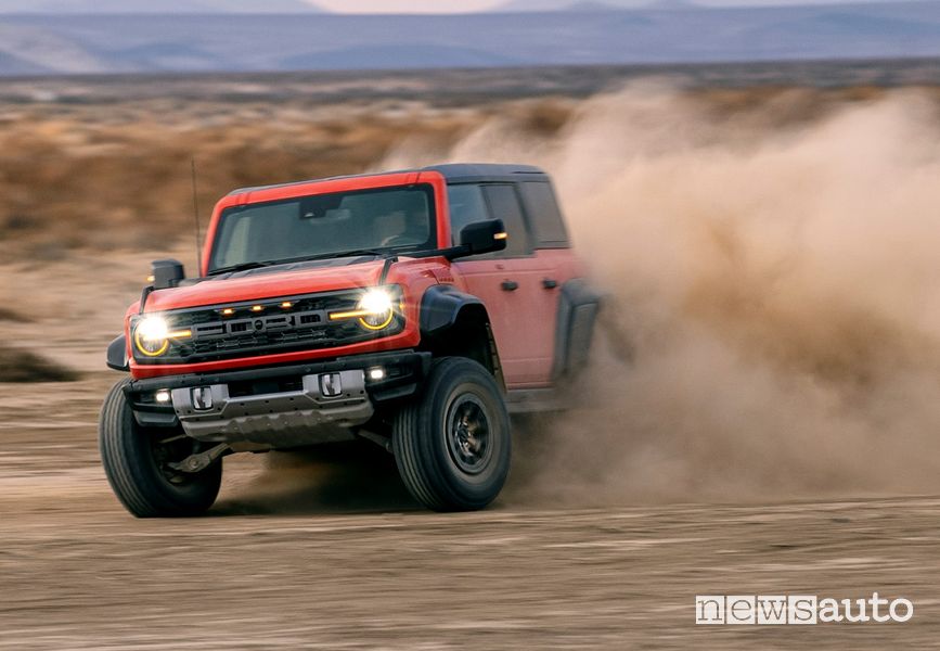 Derapata Ford Bronco Raptor nel deserto