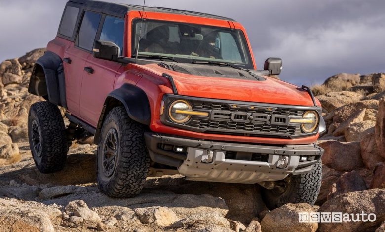Vista di profilo Ford Bronco Raptor in azione sulle rocce