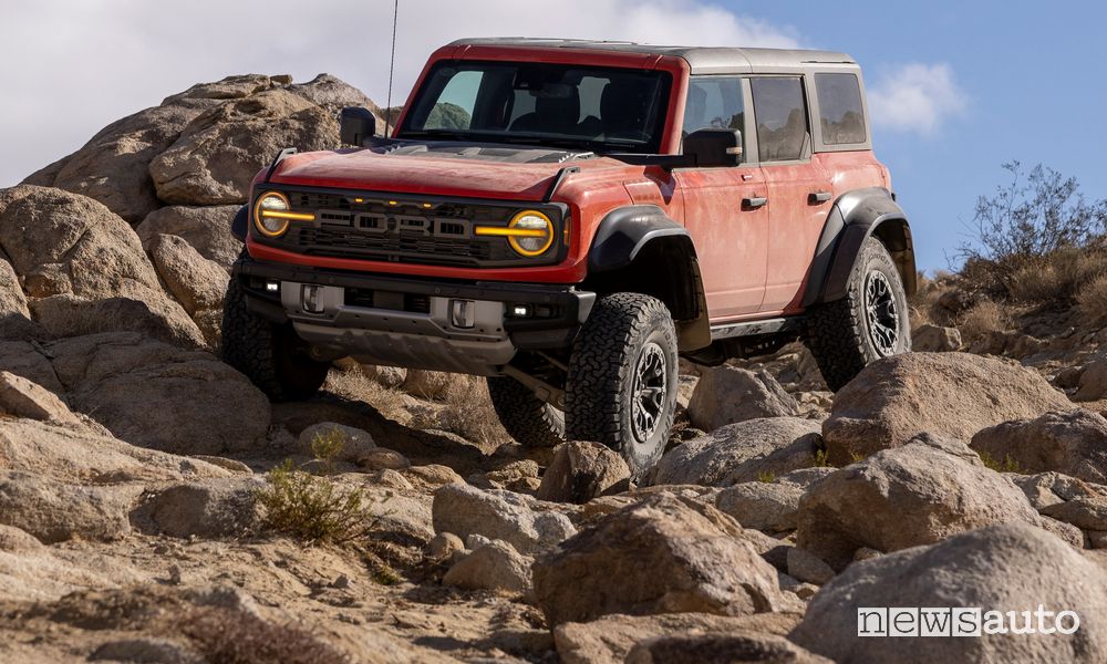 Vista di profilo Ford Bronco Raptor in azione sulle rocce