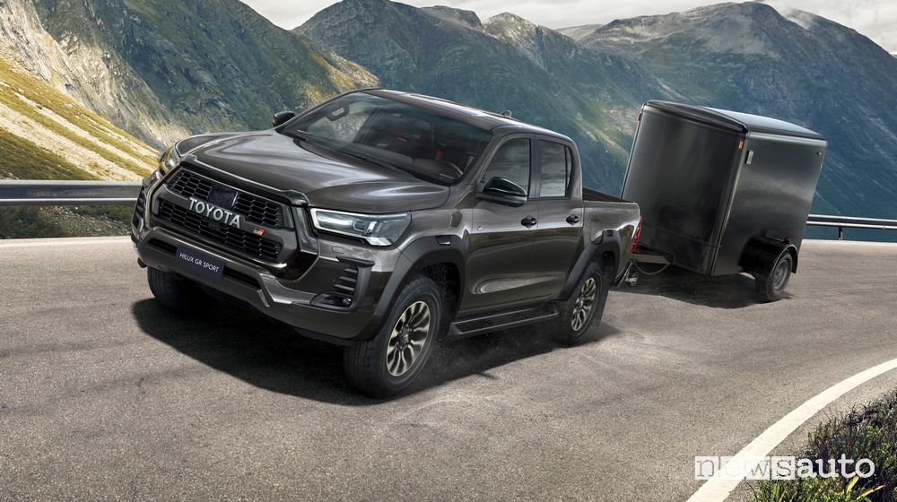 Vista di profilo Toyota Hilux GR Sport che traina un rimorchio