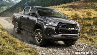 Toyota Hilux GR Sport pick-up sullo sterrato