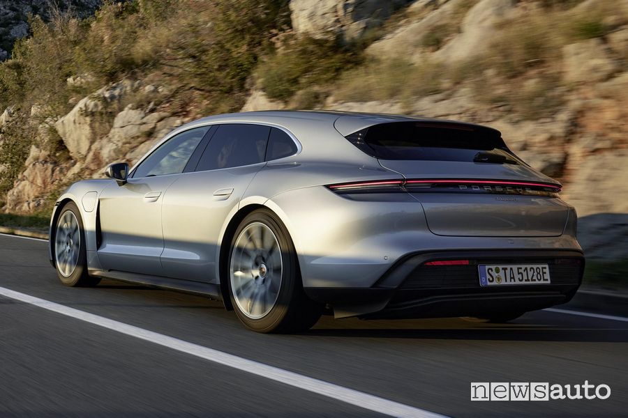 Vista posteriore Porsche Taycan Sport Turismo su strada