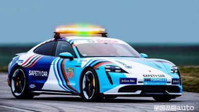Vista di profilo Porsche Taycan safety car Formula E