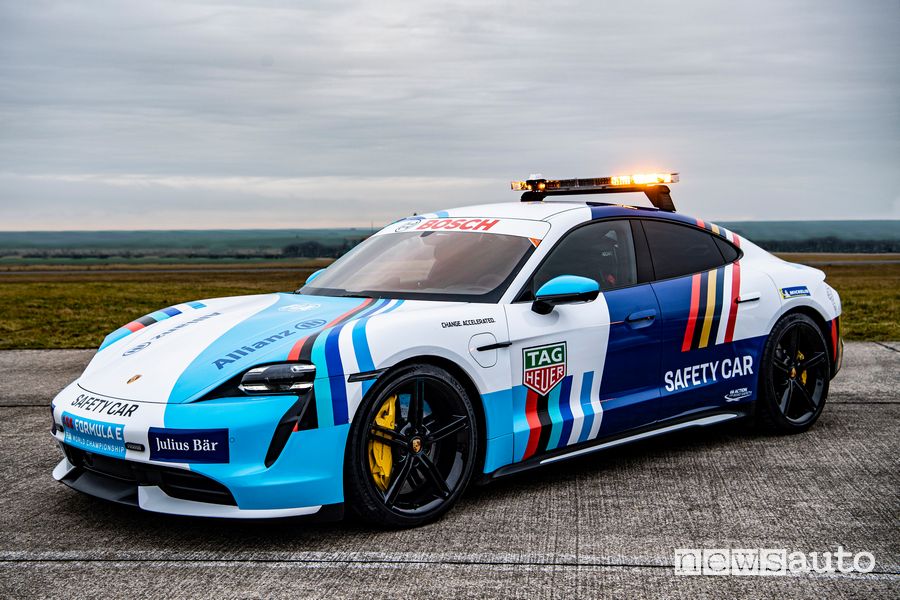 Vista di profilo Porsche Taycan safety car Formula E