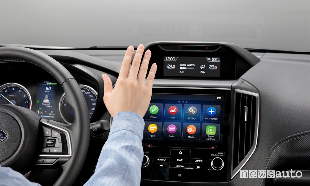 Gesture control abitacolo nuovo Subaru Forester