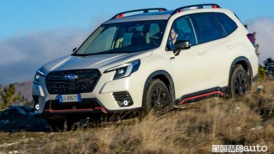Vista di profilo nuovo Subaru Forester sullo sterrato