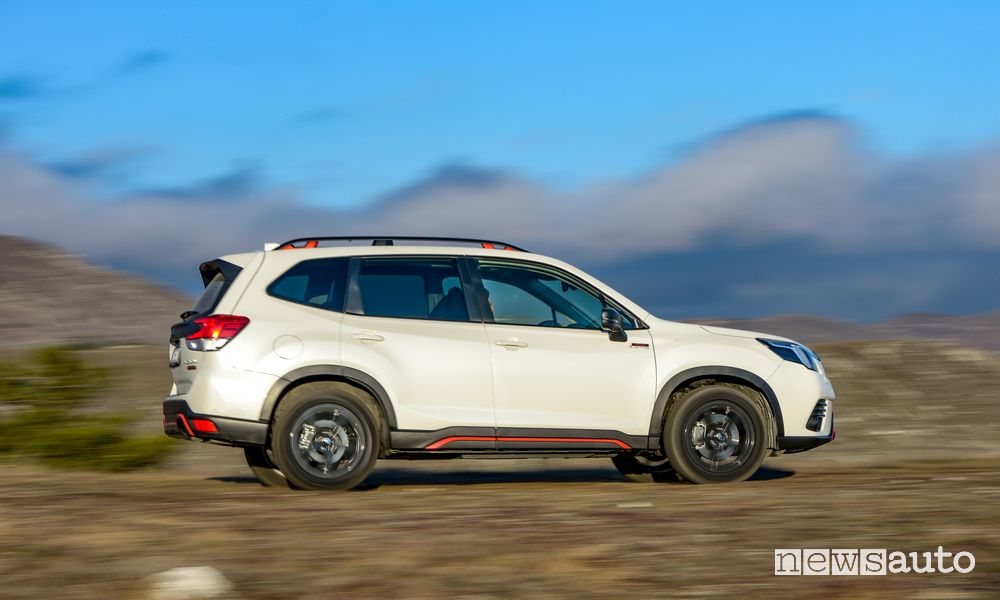Vista laterale nuovo Subaru Forester sullo sterrato