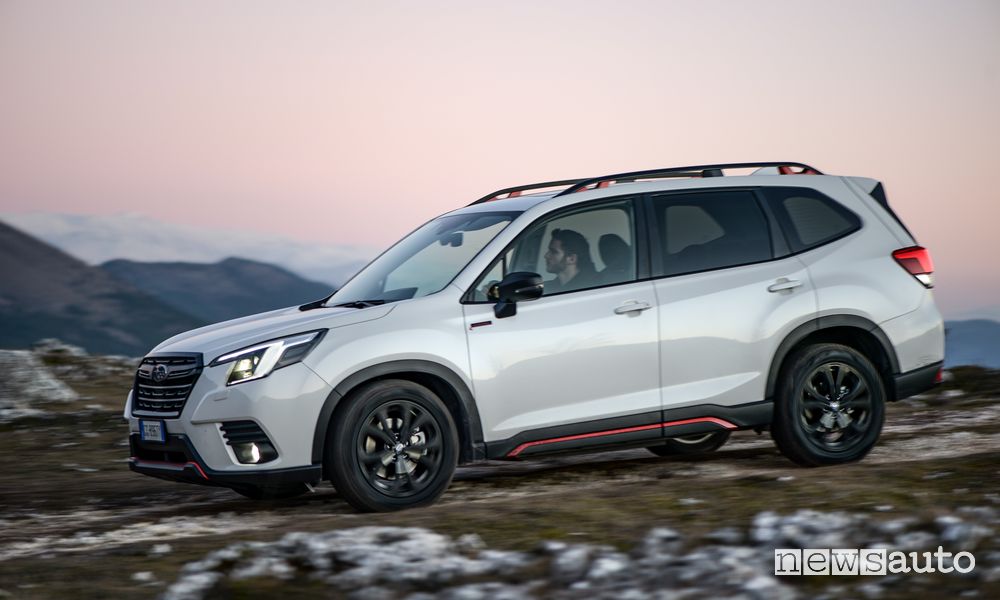 Vista laterale nuovo Subaru Forester sullo sterrato