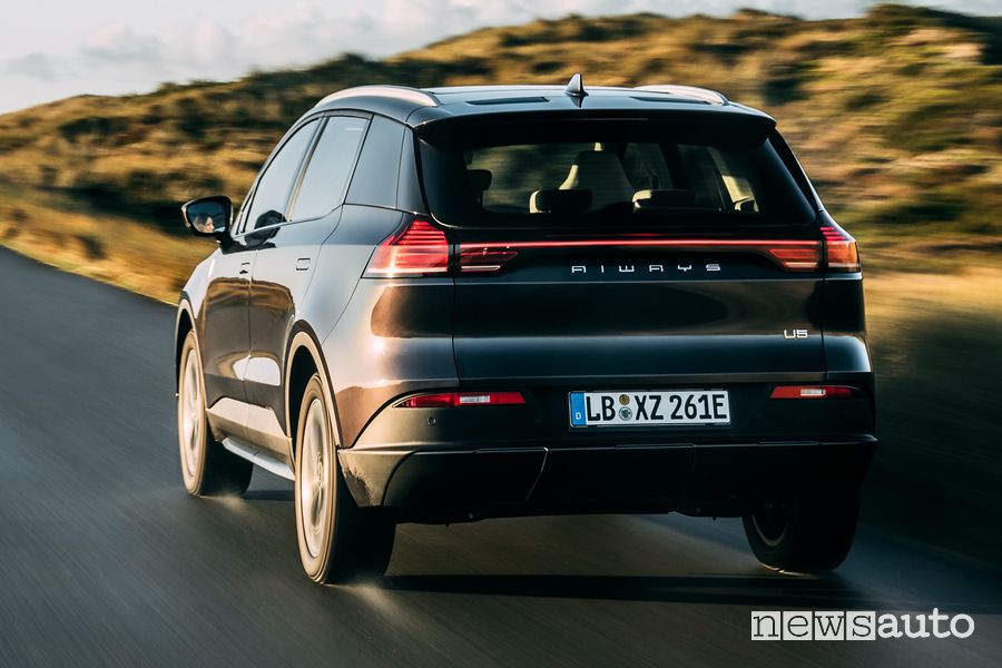 Vista posteriore Aiways U5 SUV elettrico su strada