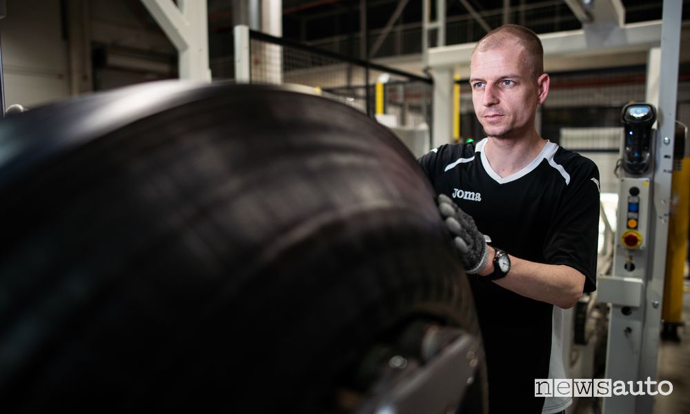 Fabbrica pneumatici per autocarri Apollo Tyres in Ungheria, operaio al lavoro