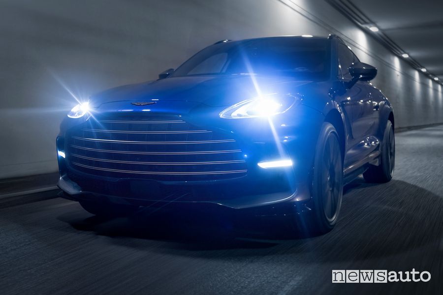 Vista di profilo Aston Martin DBX707 su strada