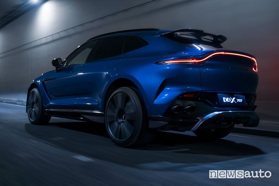 Vista posteriore Aston Martin DBX707 su strada