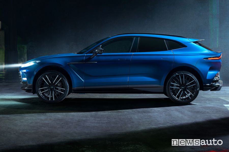 Vista laterale Aston Martin DBX707