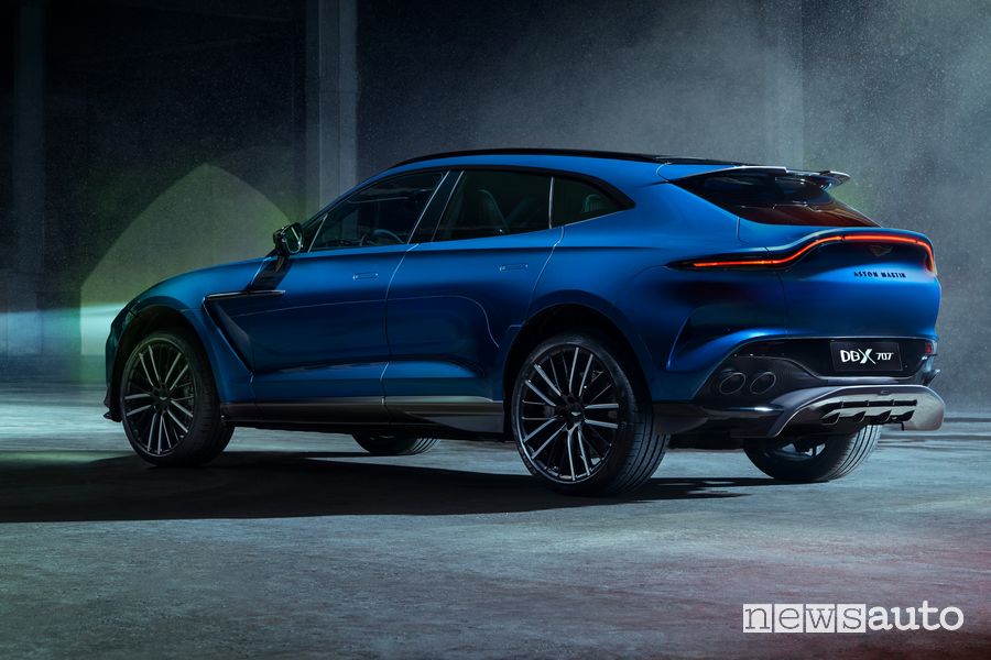 Vista posteriore Aston Martin DBX707
