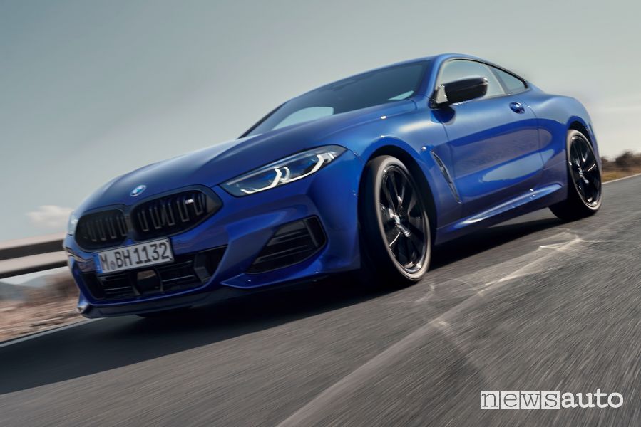 Vista di profilo BMW Serie 8 Coupé su strada