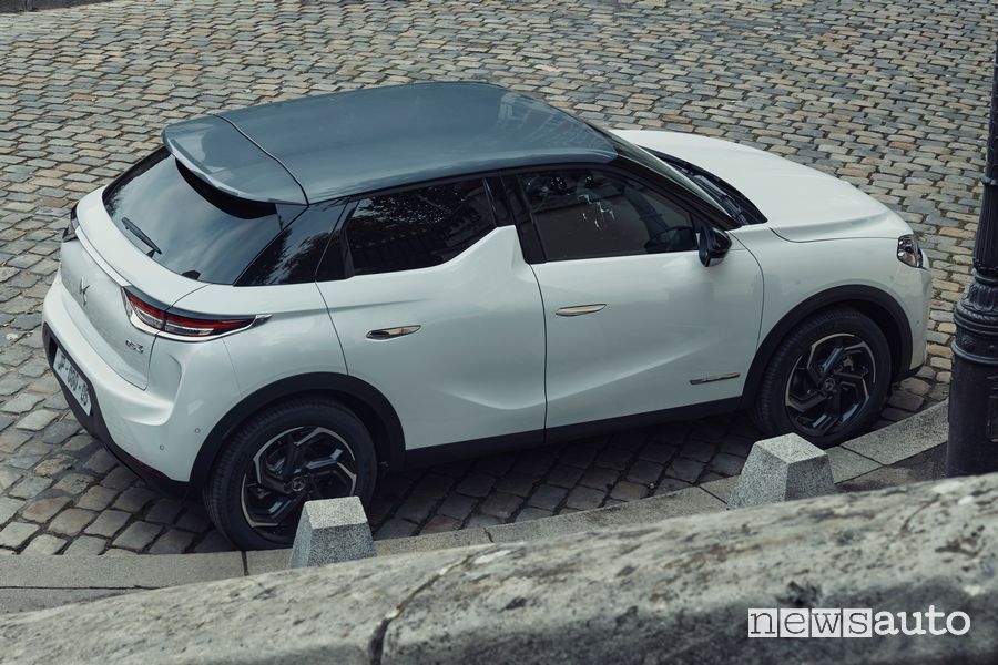 Vista laterale DS 3 Crossback serie speciale Toits de Paris