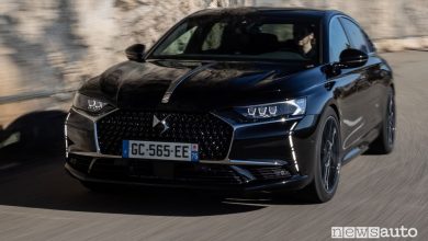 Vista di profilo DS 9 E-Tense 4x4 su strada