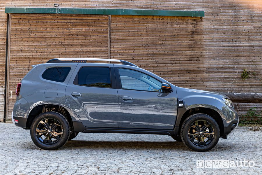 Vista laterale nuovo Dacia Duster