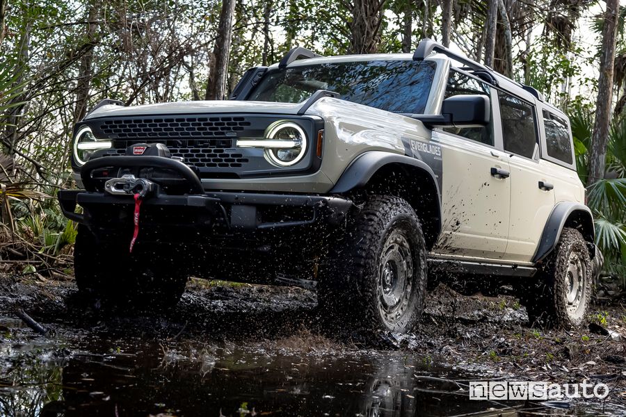 Vista di profilo Ford Bronco Everglades