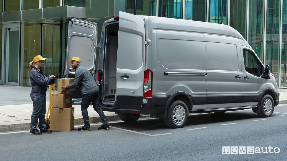 Ford E-Transit elettrico carico e scarico