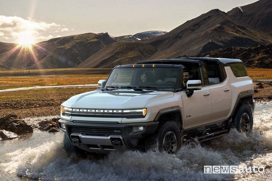 Hummer elettrico su strada guado