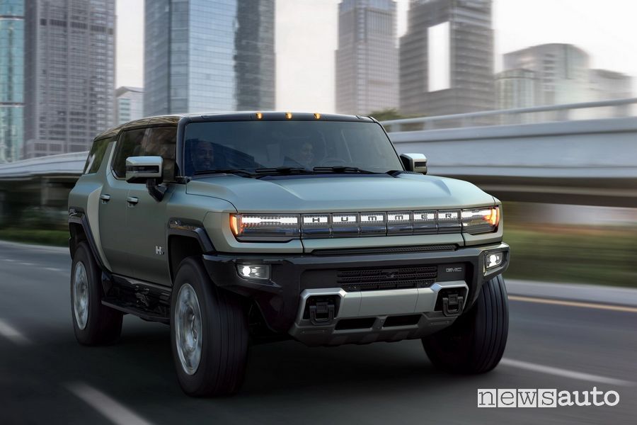 Vista di profilo Hummer elettrico su strada