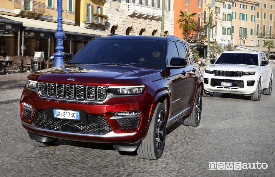 Vista anteriore nuova Jeep Grand Cherokee 4xe su strada