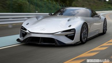 Vista di profilo Lexus Electrified concept supercar elettrica in pista