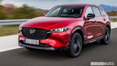 Vista di profilo Mazda CX-5 2022 Homora su strada