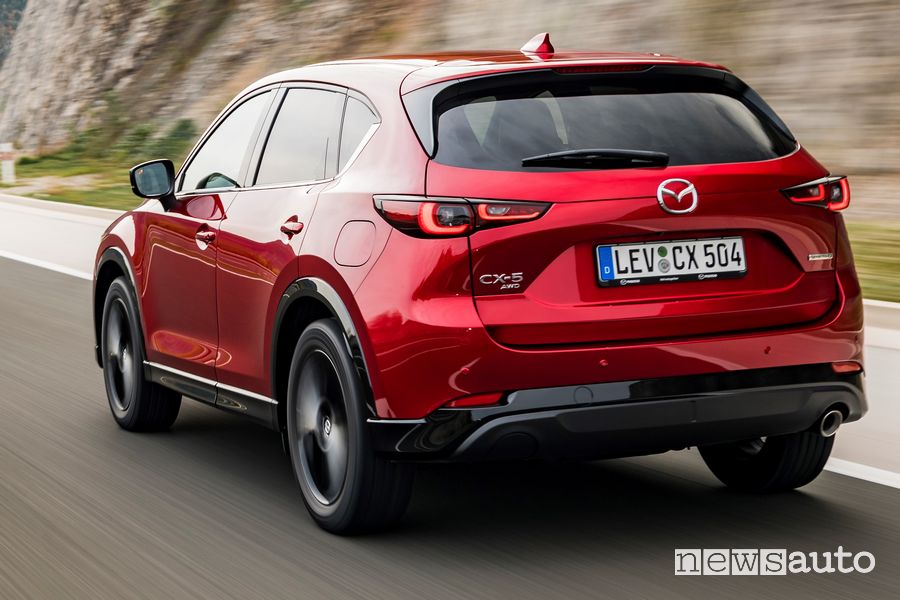 Vista posteriore Mazda CX-5 2022 Homora su strada