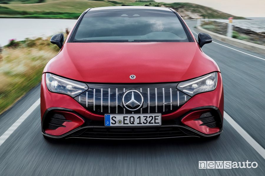 Vista frontale Mercedes-AMG EQE 43 4MATIC su strada