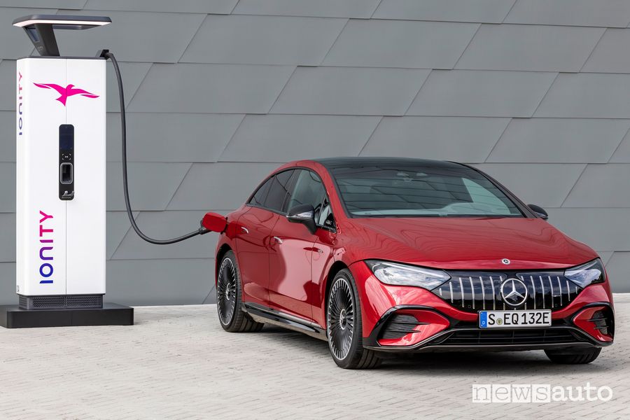 Mercedes-AMG EQE 43 4MATIC in ricarica rapida IONITY