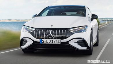 Vista anteriore Mercedes-AMG EQE 53 4MATIC+ su strada