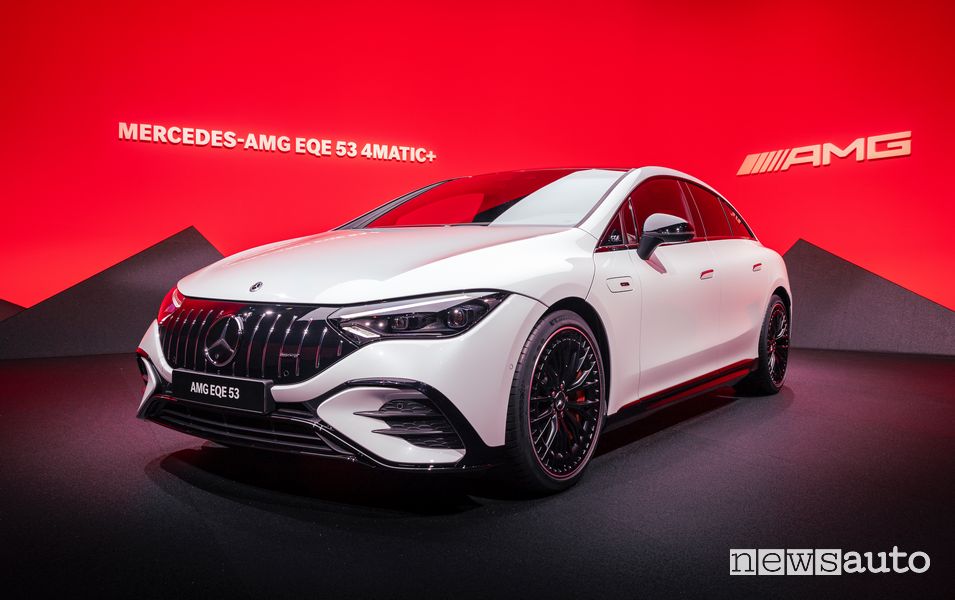 Vista di profilo Mercedes-AMG EQE 53 4MATIC+