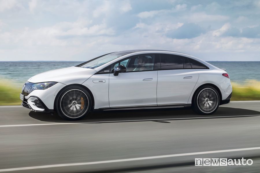 Vista laterale Mercedes-AMG EQE 53 4MATIC+ su strada