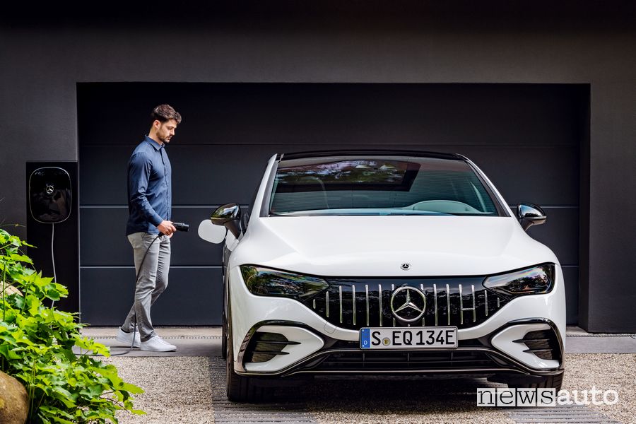 Mercedes-AMG EQE 53 4MATIC+ in ricarica da una wallbox