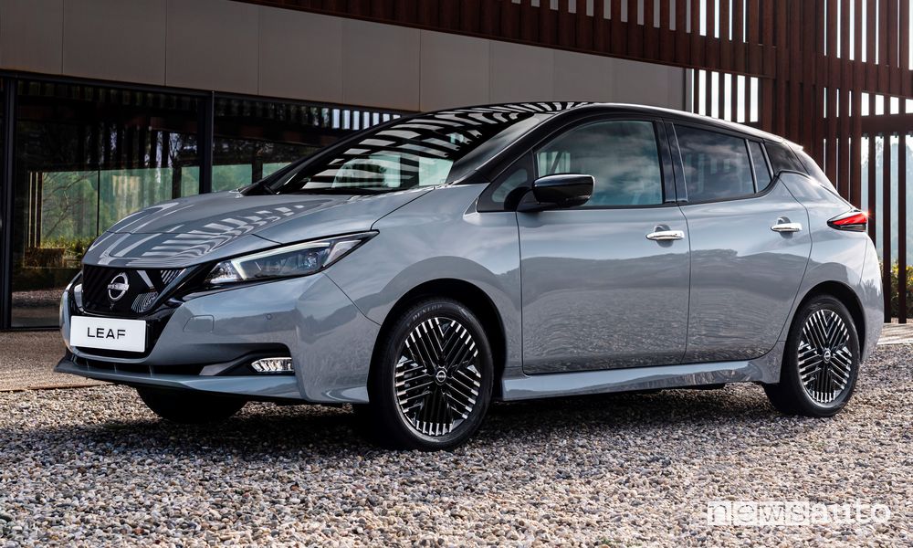 Vista di profilo nuova Nissan Leaf