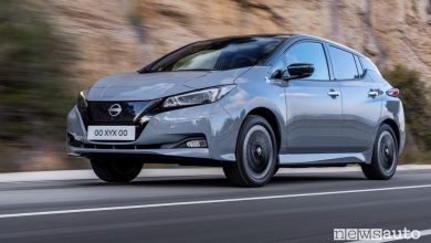 Vista di profilo nuova Nissan Leaf su strada