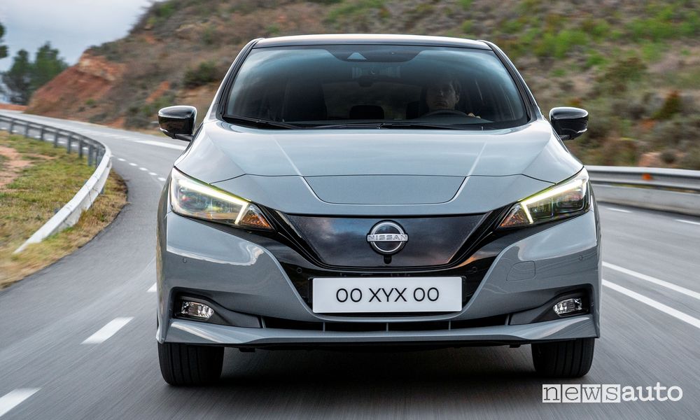 Vista frontale nuova Nissan Leaf su strada