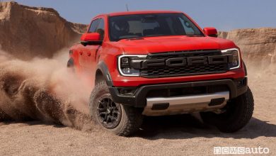 Vista di profilo nuovo Ford Ranger Raptor sullo sterrato