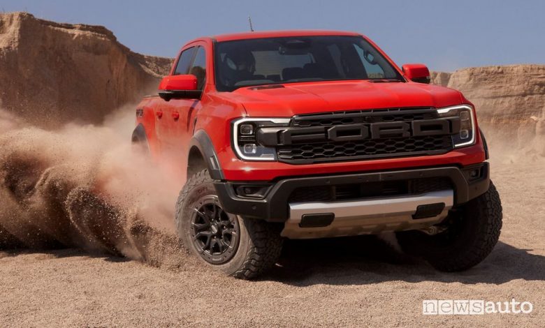 Vista di profilo nuovo Ford Ranger Raptor sullo sterrato