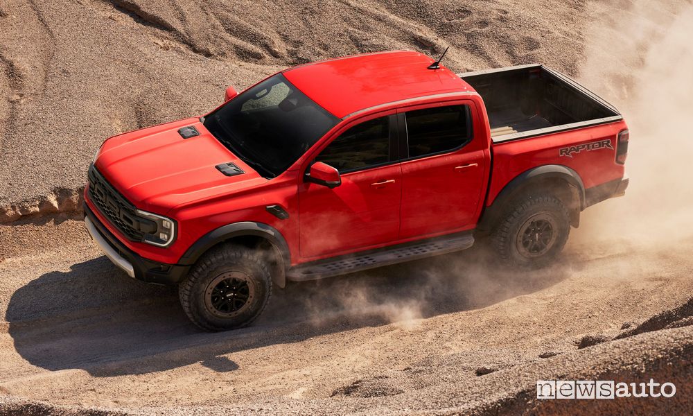 Vista dall'alto nuovo Ford Ranger Raptor sullo sterrato