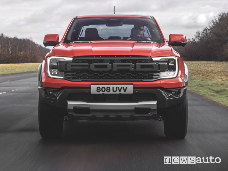 Vista frontale nuovo Ford Ranger Raptor su strada
