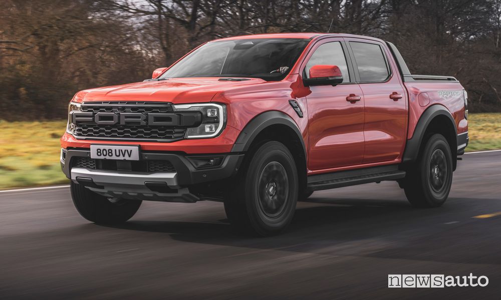 Vista di profilo nuovo Ford Ranger Raptor su strada