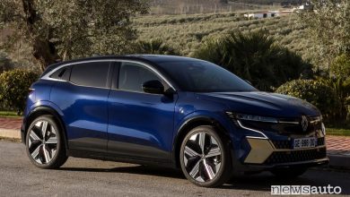 Vista di profilo Renault Megane E-TECH Electric