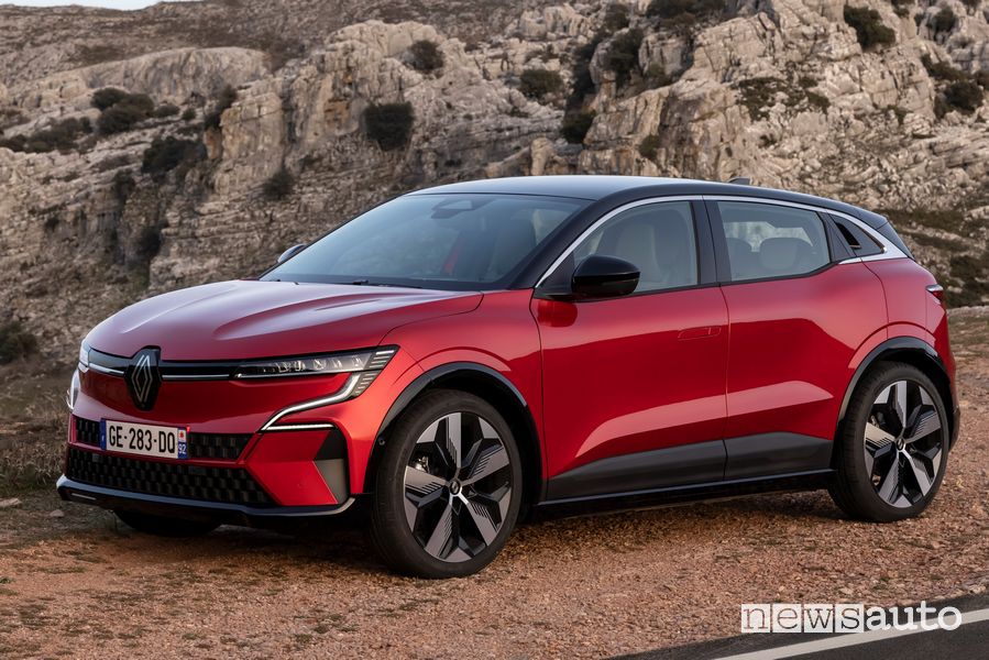 Vista di profilo Renault Megane E-TECH Electric rossa