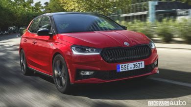 Vista di profilo Skoda Fabia Monte Carlo su strada