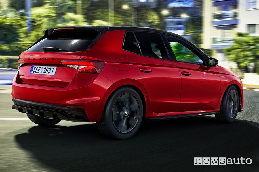 Vista posteriore Skoda Fabia Monte Carlo su strada