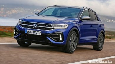 Vista di profilo nuova Volkswagen T-Roc R su strada