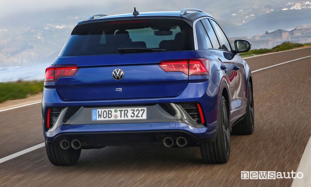 Vista posteriore nuova Volkswagen T-Roc R su strada